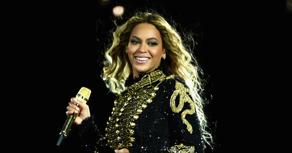 Watch Beyoncé Help Her Backup Dancers Get Engaged On Stage