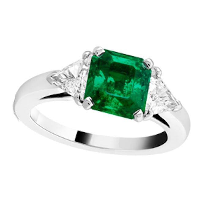 Motifs Triangle Solitaire Platinum Diamond And Emerald Ring