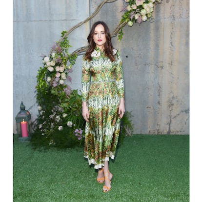 Dakota Johnson Effortlessly Nailed Two Fall Trends In One