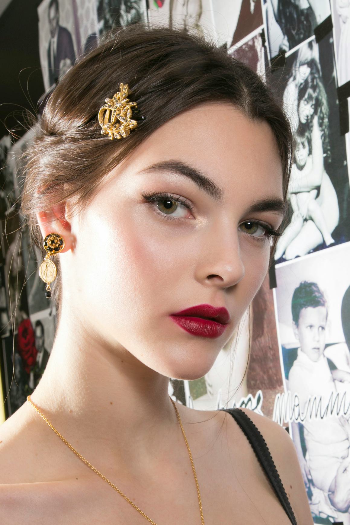 Vittoria Ceretti posing for a photo with a highlighter