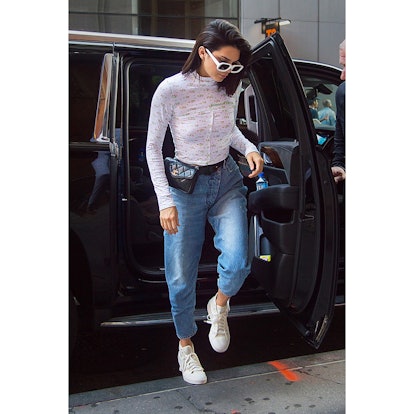 Kendall Jenner, light blue pants, white top, beige coat, beige pumps ☑️