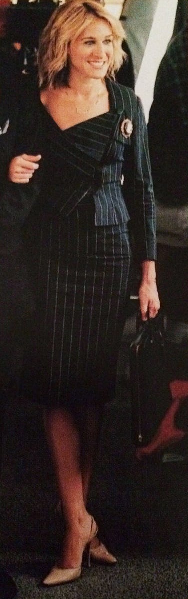 Do you remember the dress with a story? #satc episode when #carriebradshaw  knocked on the glass of cafe to her gals. Bradshaw was like a muse from  #royorbison song «pretty women walkin', image size:524x1668