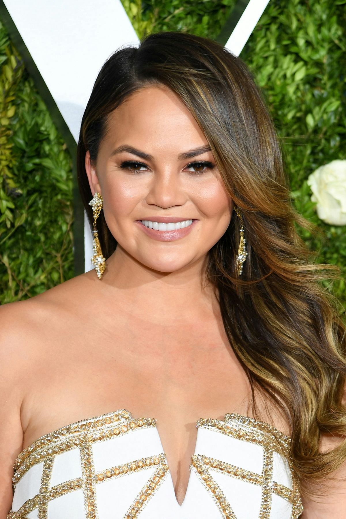 This Is What Chrissy Teigen’s Entire Makeup Routine Looks Like